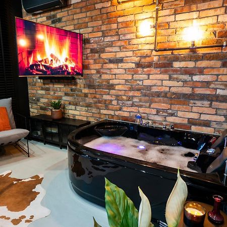 Aparthotel Zator Industrial 58 Jacuzzi エクステリア 写真