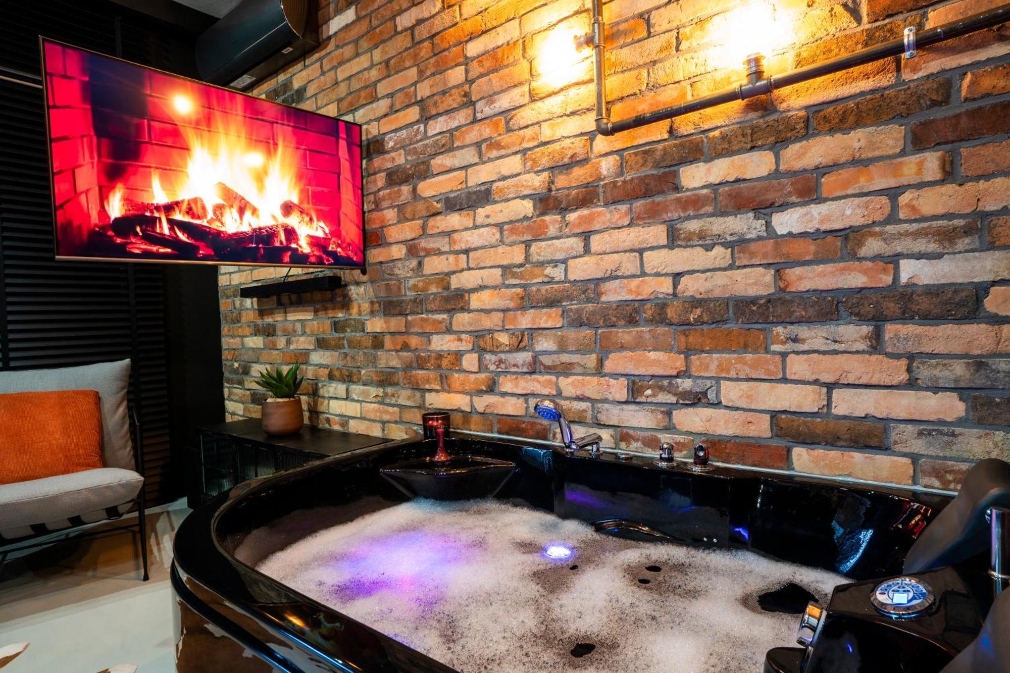Aparthotel Zator Industrial 58 Jacuzzi エクステリア 写真